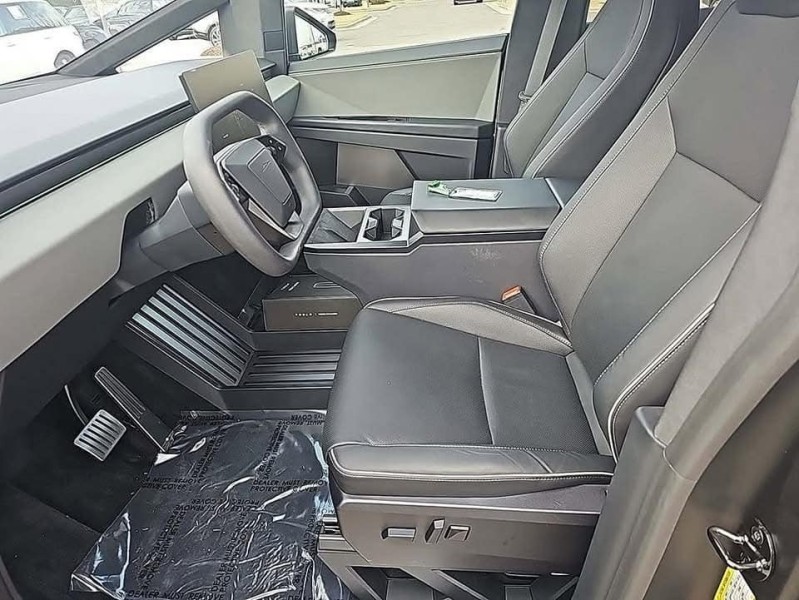 TESLA    CYBER TRUCK 2025