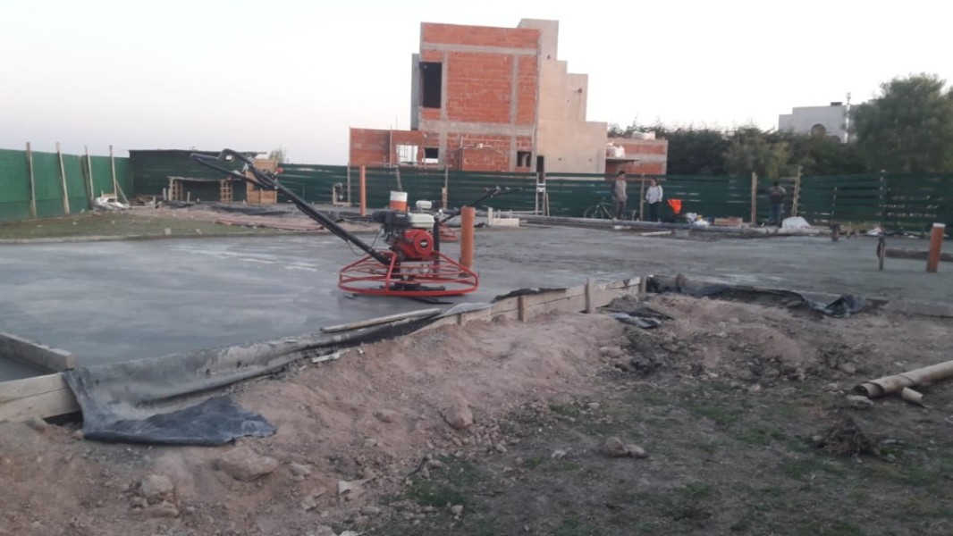 Solución Integral de Plateas: Del Suelo al Hormigón 🏗️🚜